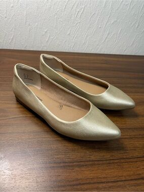 Amazon  Essentials Gold Metalic Flats Womens Size 7